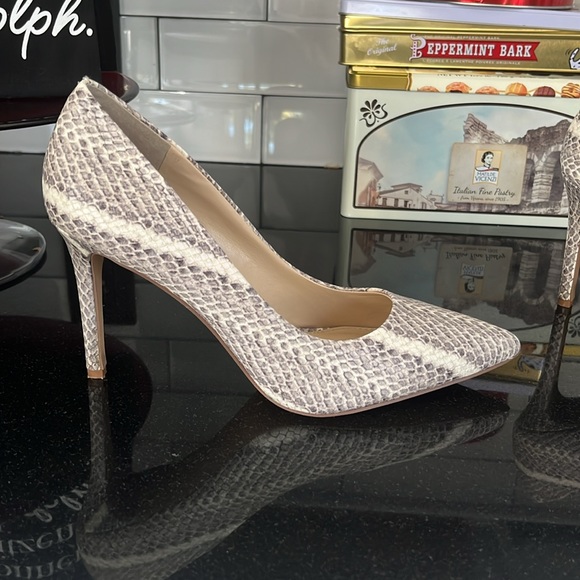 Vince Camuto heels. STYLE:VC-SAVILLA.  COLOR/MATERIAL:MALVA TRUE SUEDE - Picture 3 of 6